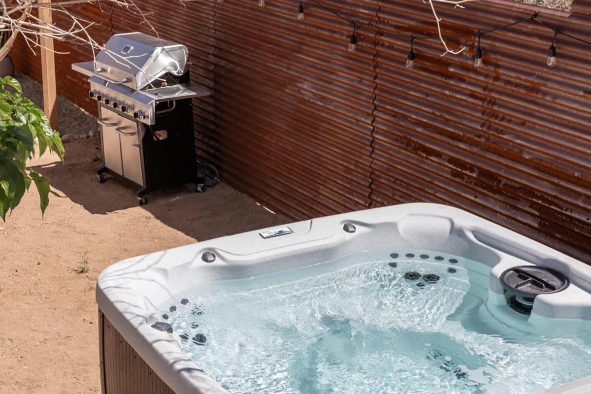 - Le Petit W Hot Tub * Joshua Tree