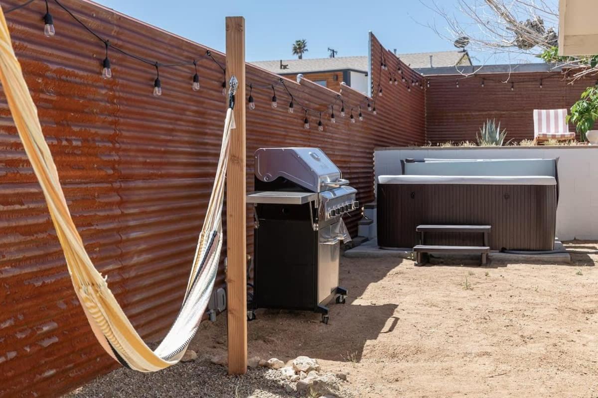 - Le Petit W Hot Tub * Joshua Tree