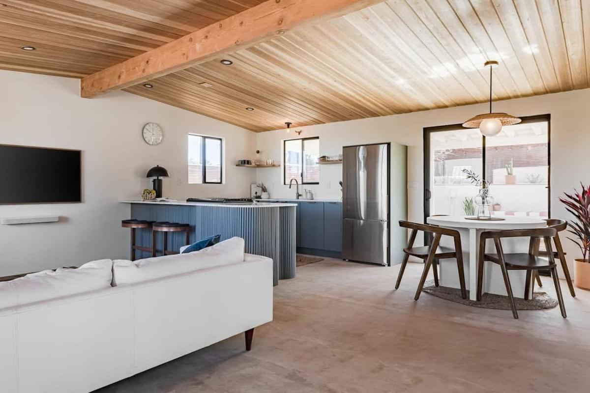 - Le Petit W Hot Tub * Joshua Tree