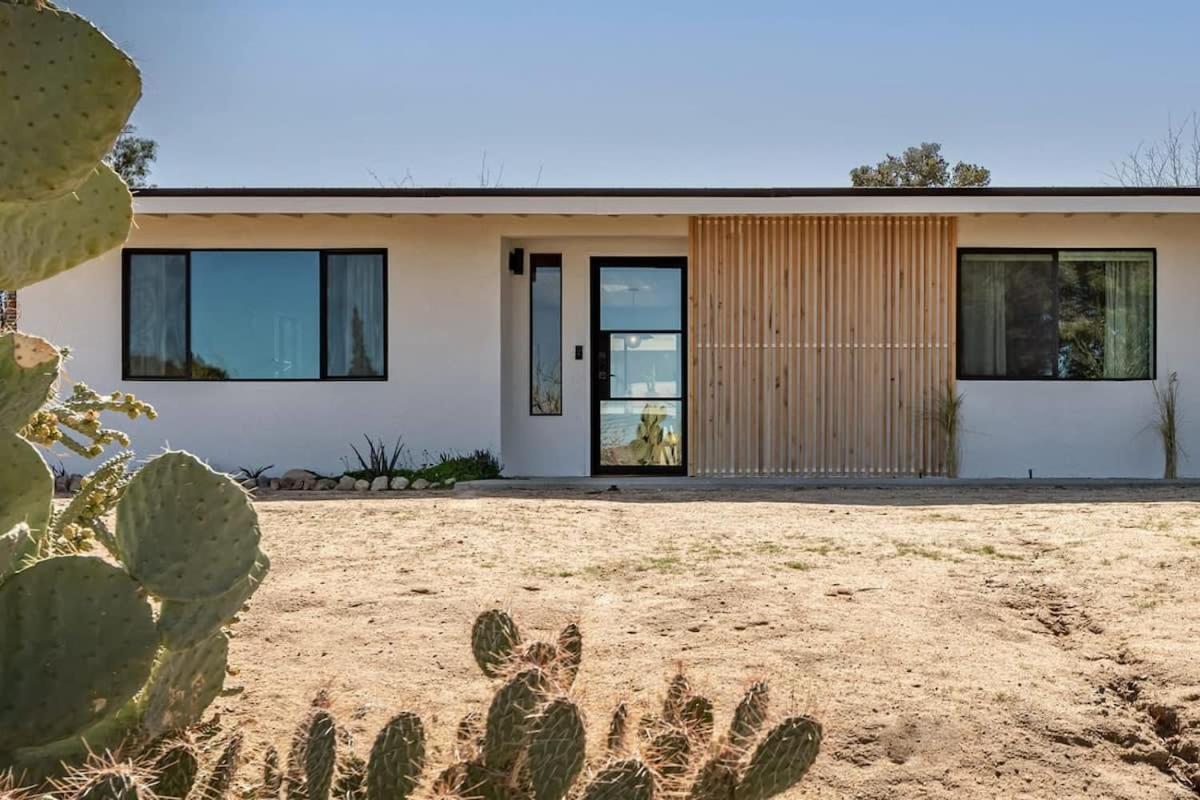 - Le Petit W Hot Tub * Joshua Tree