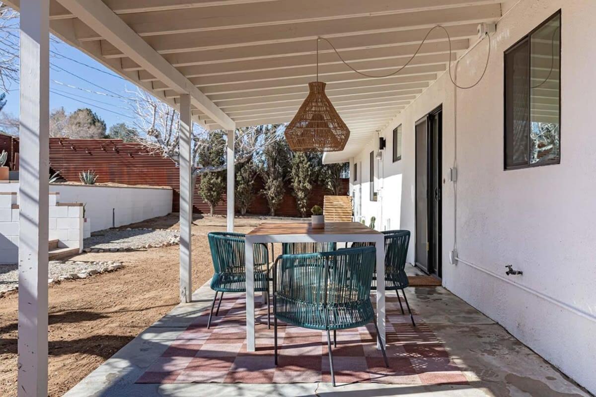 - Le Petit W Hot Tub * Joshua Tree