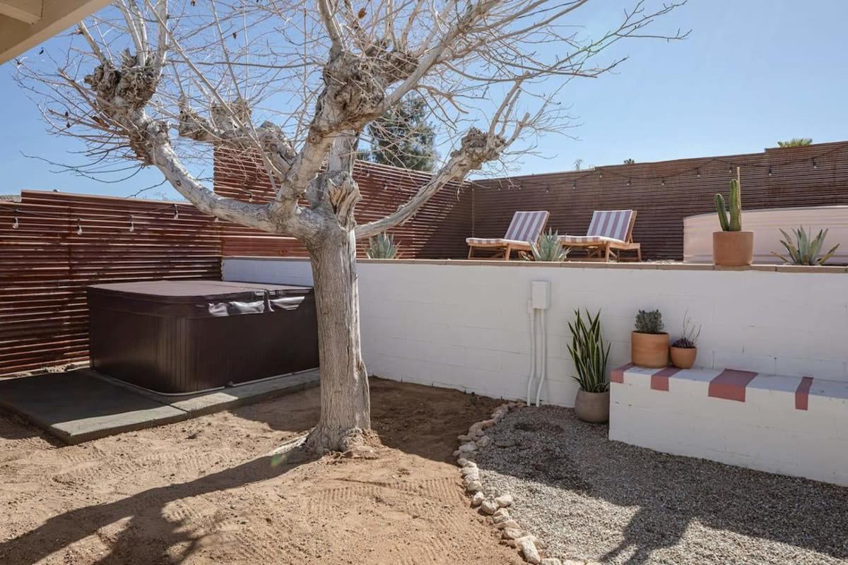 - Le Petit W Hot Tub * Joshua Tree